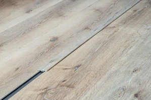 Podlahový prech. profil T-LINE SPC RIGID d.1,2m - š.35mm Montreal 